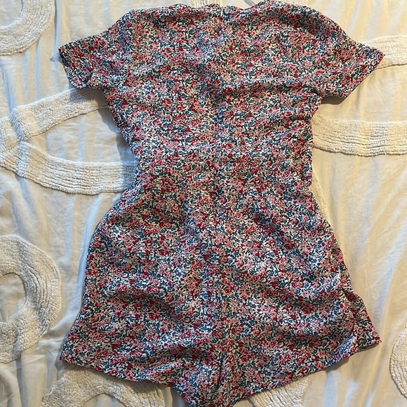Lulu’s floral romper - Picture 2 of 2